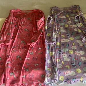 2 Girls Carter’s pijamas great condition